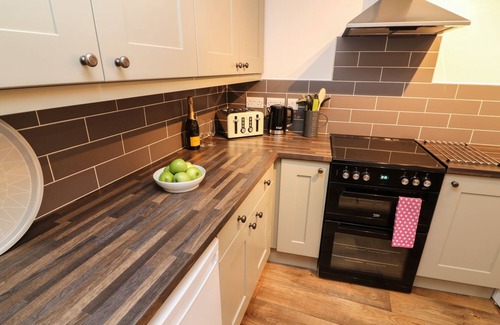Giggleswick Cottage | WHITEFRIARS LODGE, family friendly, with a garden in Settle