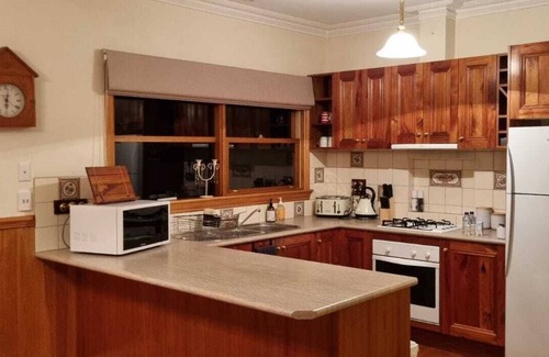 Walhalla House | Whitlow Manor. Cosy Family Stay. Woodfire. Walk to Town