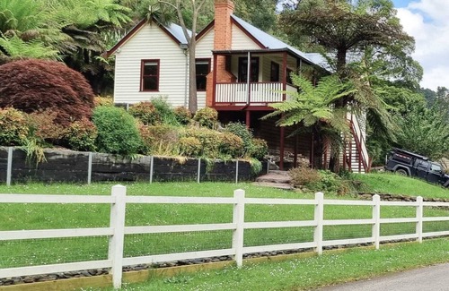 Walhalla House | Whitlow Manor. Cosy Family Stay. Woodfire. Walk to Town
