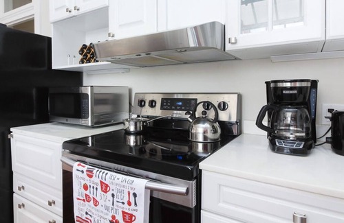 Columbus Apartment | Whole condo - Wifi, King Beds, 55" Smart TV, Walk to Columbus Riverwalk