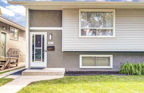 North Central Edmonton House | WHOLE DUPLEX! 6-bedrooms located near River Valley 10173
