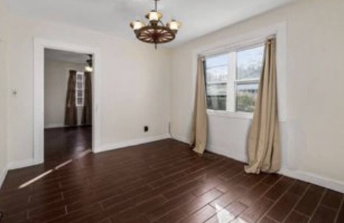 Tarrant House | Whole Home Close To Airport.