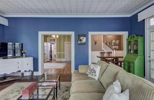 Carthage House | Whole Home Rental - 2 minute walk to Marian Days