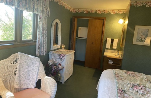 Baraboo Resort | Wicker Room near Devils lake and Wisconsin Dells