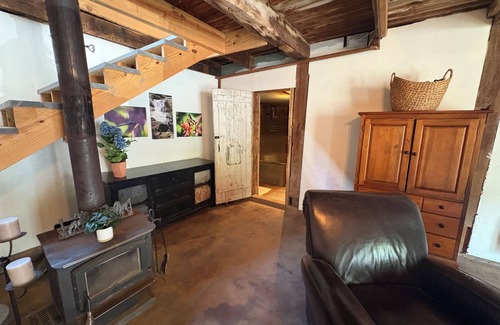 Town of Fulton Cabin | Wild horse sanctuary guest cabin. 1-bedroom in West Fulton