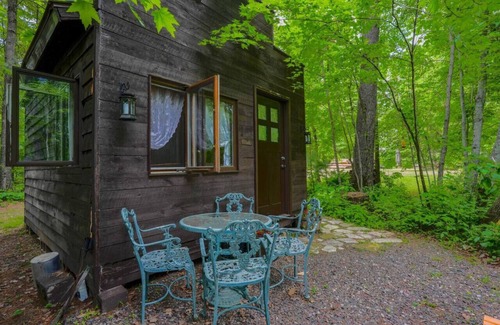 Pine City House | Wild West Tiny Hotel in nature with breakfast,spa!