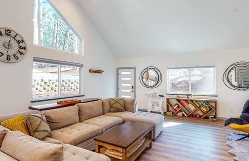 Alta House | Wilderness retreat with hot tub & balcony access
