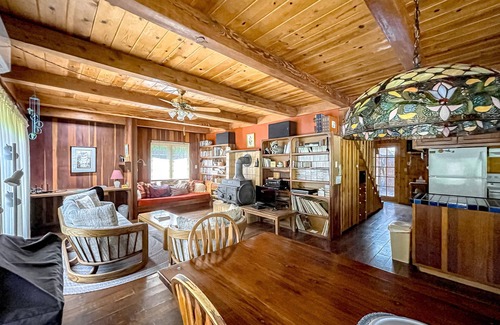 Burnt Ranch Cabin | Wilderness retreat with board games & large porch - mountain views