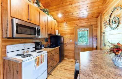 Bryant Cabin | Wildflower Cabin – Hot Tub & Mountain Views