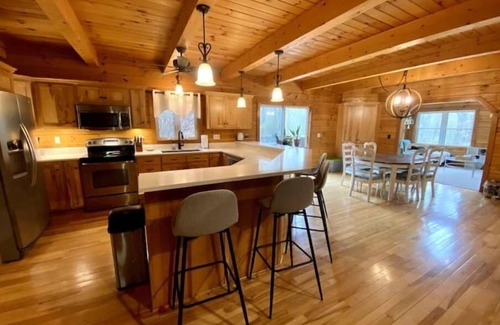 Bellville Cabin | Wildwood Lodge-Hot Tub, 40 Acres