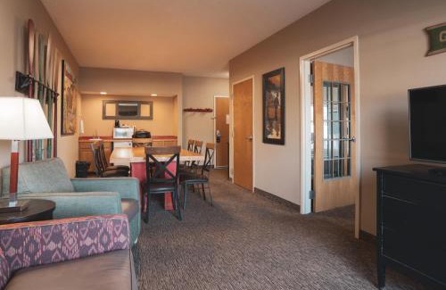 Pewaukee Hotel | Wildwood Lodge