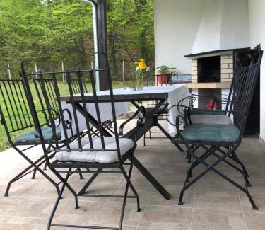 Apriltsi Villa | Wildwood Villa