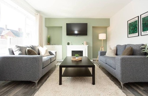 Bramcote House | Wilford Charm: Spacious 3‑Bedroom Retreat