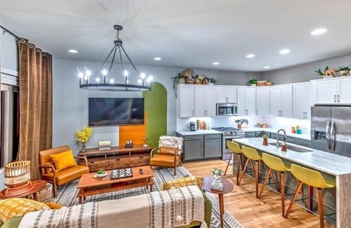 Haynes Area House | Willie’s World! 13 Beds*GameRoom*Huge Rooftop!