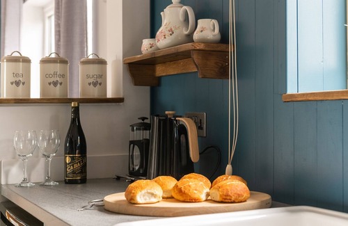 Gaerwen Cottage | Willow Cottage - a hot tub that sleeps 2 guests in 1 bedroom