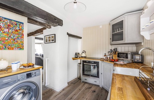 Chilmark Cottage | Willow Cottage is a beautiful thatched cottage with bags of character and charm