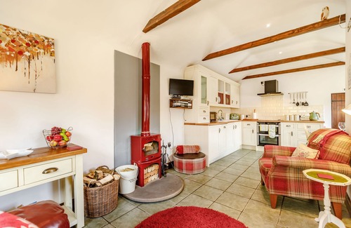 Ulrome Cottage | WILLOW COTTAGE, romantic, with hot tub in Skipsea