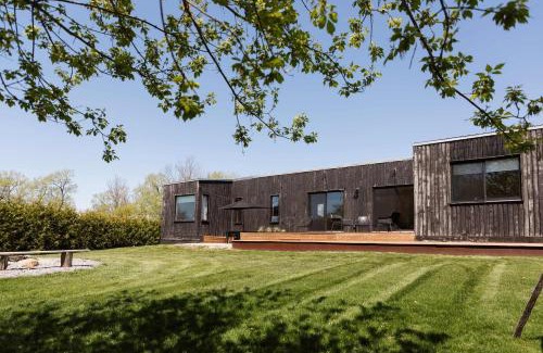 Hillier House | Willow Creek - Modern Sunlit Bungalow