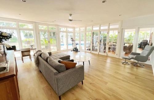 Kewarra Beach House | Willow Garden Stays Cairns - Beachfront 4 Bedroom Luxury Holiday Home