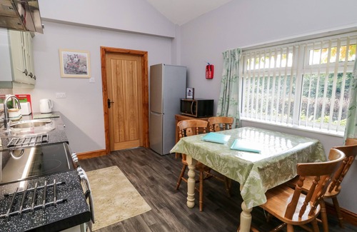 South Cave House | WILLOW LODGE, family friendly, with hot tub in South Cave