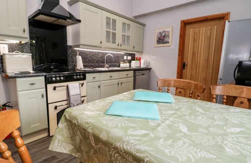 South Cave House | WILLOW LODGE, family friendly, with hot tub in South Cave