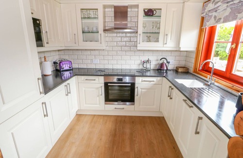 Castle Bytham Cottage | WILLOW LODGE, family friendly, with pool in Greetham, Rutland