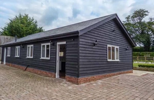 Langdon Cottage | WILLOW LODGE, family friendly, with a garden in Adisham