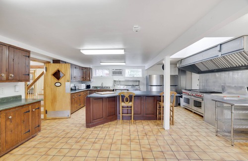 Honesdale Resort | Willow Pond Resort 18 Bedroom - Family Friendly, Reunions.