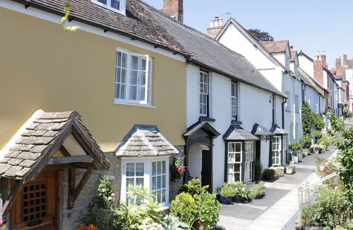 Hopton Castle Cottage | WILLOW RIVER LODGE, with hot tub in Clun