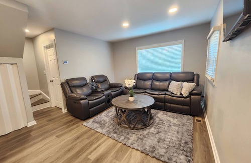 Willowbrook House | Willowbrook Gem 3-bedroom house with AC, WiFi, next to Forest Preserve