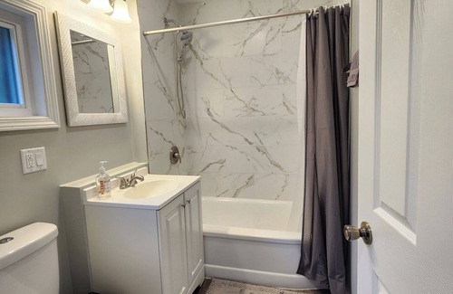 Willowbrook House | Willowbrook Gem 3-bedroom house with AC, WiFi, next to Forest Preserve