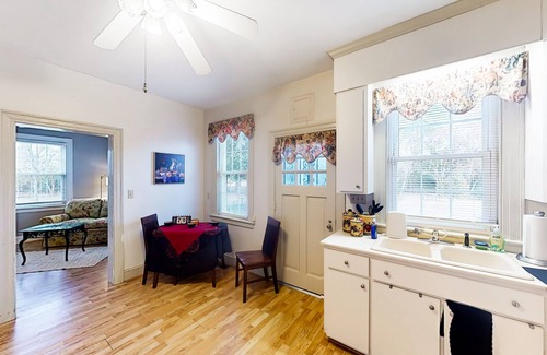 Wilson County House | Wilson Garden of Eden: Southern Getaway with Private Vineyard & Lounge