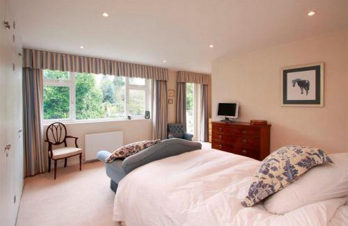 Village House | Wimbledon Tennis House with Hot Tub; 4 minute walk