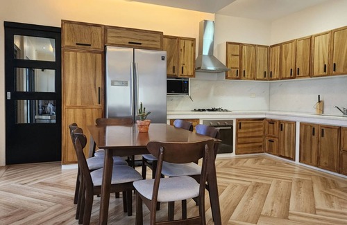 Pili Apartment | Winch Unit 4 ~ Near CWC Cable Park & Golf Course