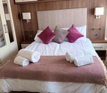 Icklesham Apartment | Winchelsea Beach Holiday Home - Pool & Beach