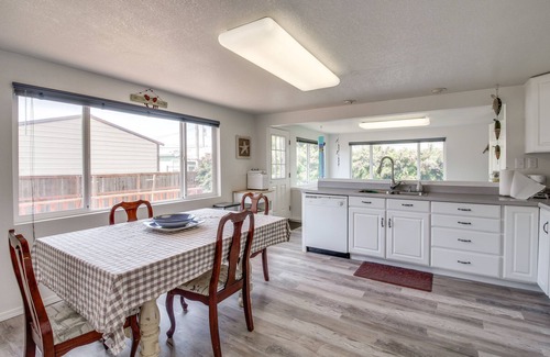 Winchester Bay House | Winchester Bay Vacation Rental Near Dunes & ATV!