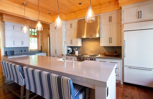 Windermere Cottage | Windermere! South! Private! Wallsend is Muskoka Classic Luxury!