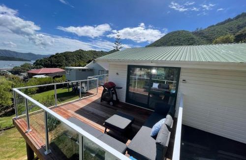 Waikawa Bay House | Windows on Waikawa- With On-Site Boat Parking! Abode No1