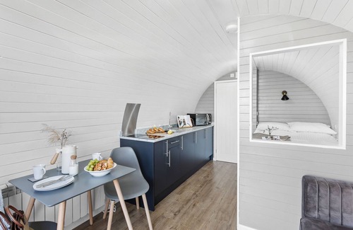 Wells Cabin | Windsor, Apple Tree Glamping - a chalet that sleeps 2 guests in 1 bedroom