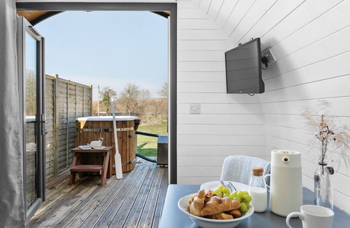 Wells Cabin | Windsor, Apple Tree Glamping - a chalet that sleeps 2 guests in 1 bedroom