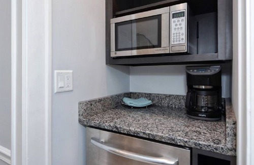 Osprey Apartment | Windsor Lodge Unit 3, studio, close to the beaches, pool access