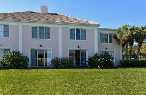 Osprey Apartment | Windsor Lodge Unit 3, studio, close to the beaches, pool access