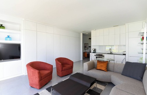 Osprey Village Apartment | Windsor Lodge Unit 7, studio, close to the beaches, pool access