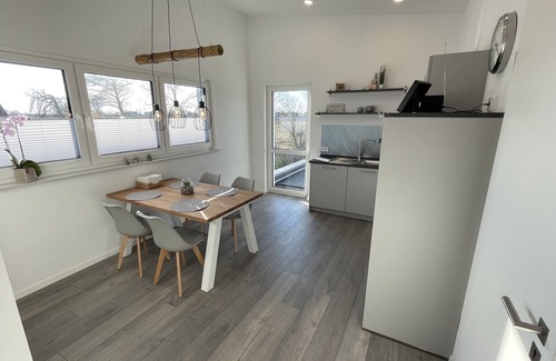Wremen Apartment | Windward modern new-build apartment near the beach *Wallbox*