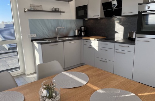 Wremen Apartment | Windward modern new-build apartment near the beach *Wallbox*