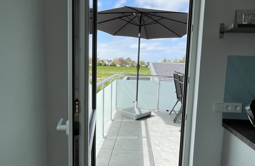 Wremen Apartment | Windward modern new-build apartment near the beach *Wallbox*