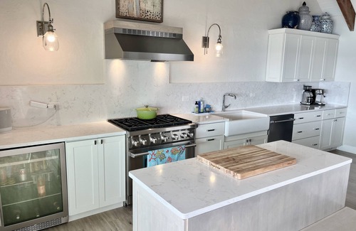 Sandys House | Windward Mark - Newly Renovated & Surrounded By Water