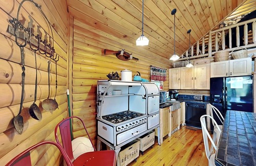 Crellin House | Windy Acres | Dog Friendly + Hot Tub & Great Views!