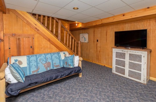 Crellin Cabin | Windy Acres: Lake Area, Dogs Welcome, Hot Tub, Fire Pit, Fireplace!