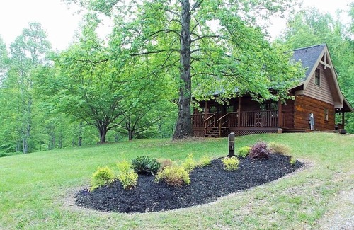 Wears Valley Cabin | Windy Ridge – Pet-Friendly w/Fenced Yard + FREE Tickets! Wears Valley!